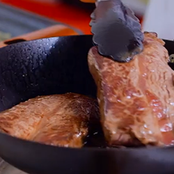 牛排要好吃，靜置不能少！把牛排的肉汁都收進嘴裡！